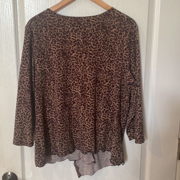 Women’s Cato size XL Leopard print three-quarter sleeve v neck top - Picture 2 of 5